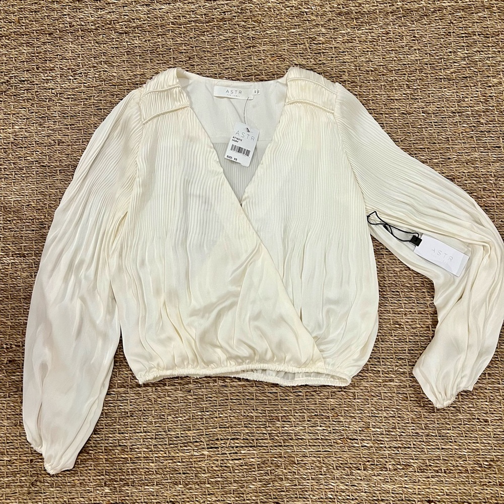 NWT ASTR - Wrap Front Blouse Pleated Satin Ivory‎ Long Sleeve Size XS - Picture 4 of 9